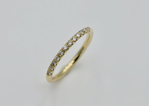 Ellie ring in gold, 2mm round wire ring set with diamonds 