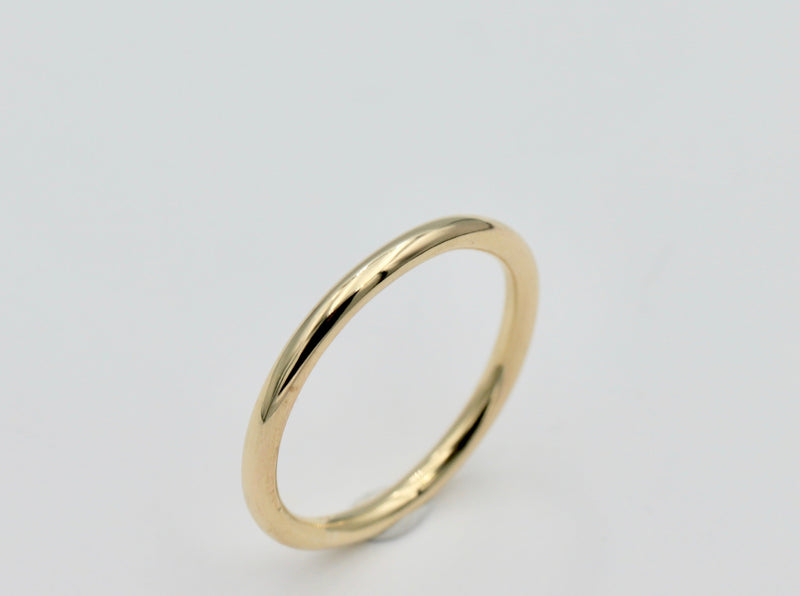 A 2mm round wire gold ring on a white background.